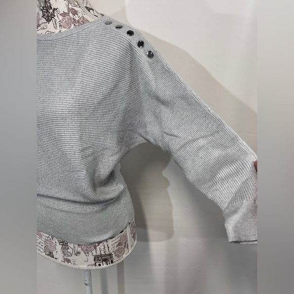 🛍️CARMEN MARC VALVO Light gray bat wing sweater size S. - Picture 3 of 12